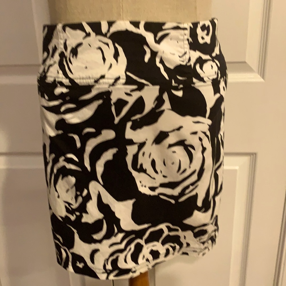 Forever 21 pencil junior women’s skirt black white floral S